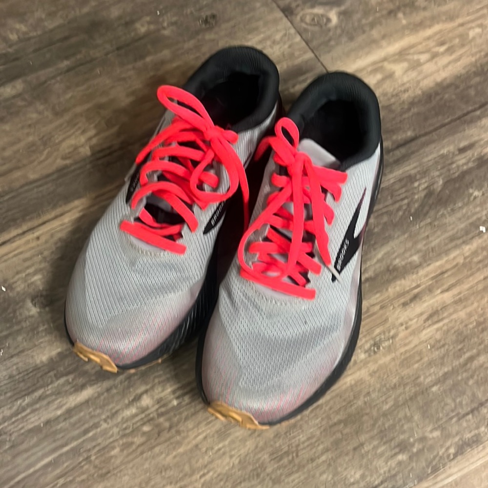 Brooks women tennis shoes size 7.